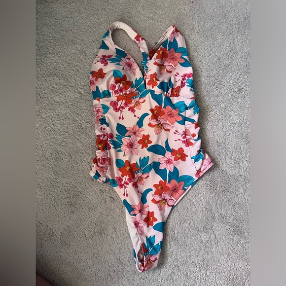Cupshe Floral Swimsuit - Picture 3 of 5